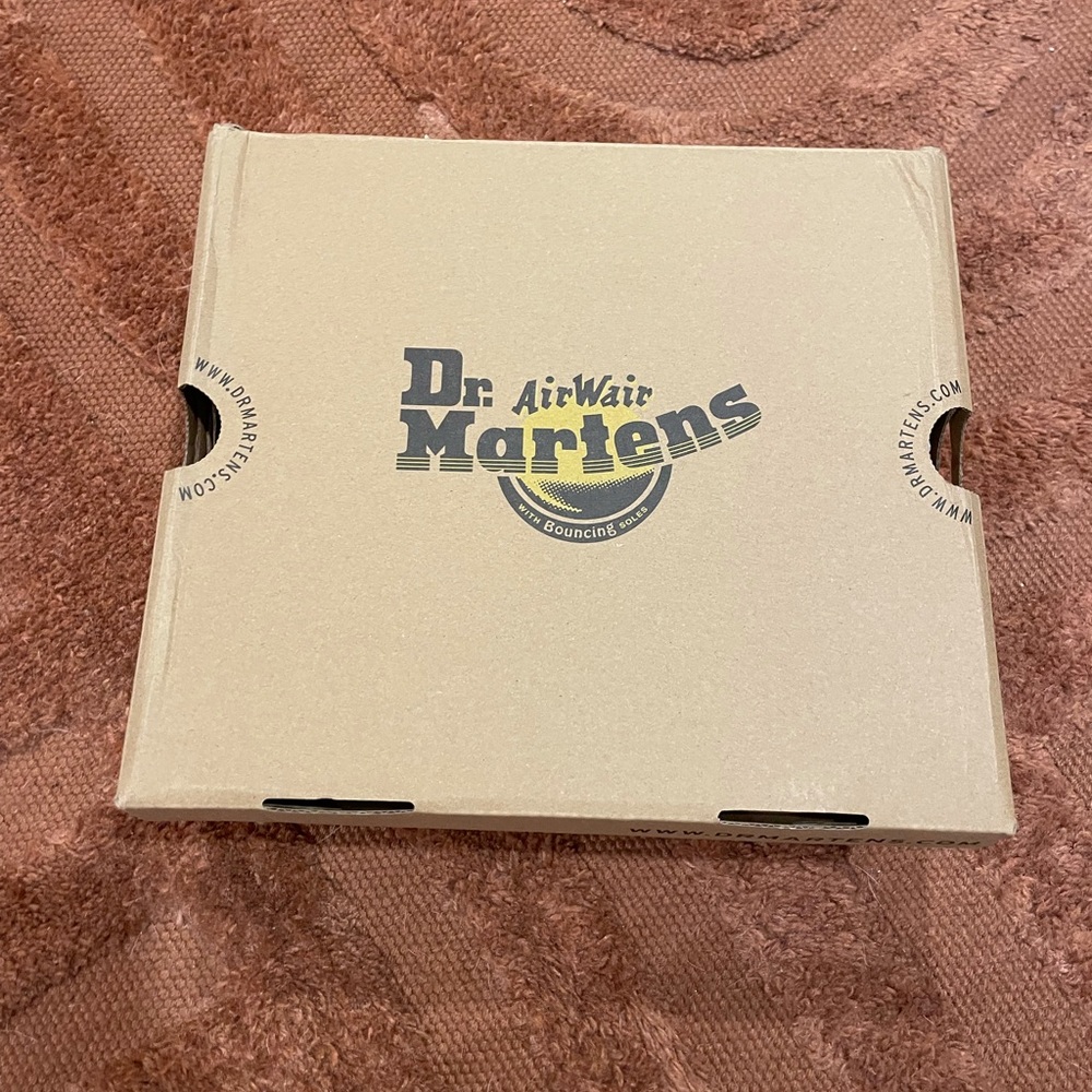 Never worn. Ordered the wrong size and didn’t return in time.